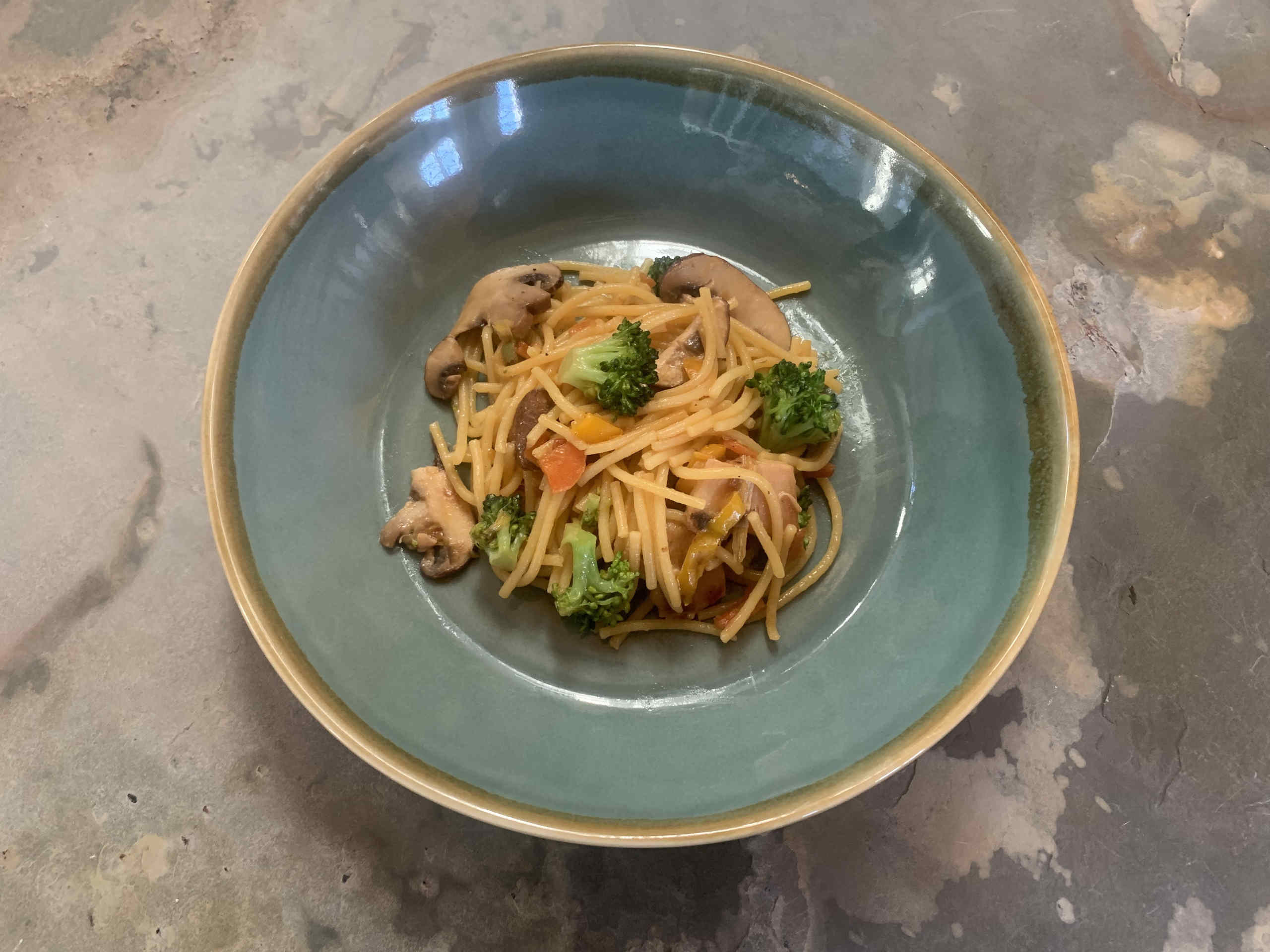 Asia noodle pan with vegetables and chicken