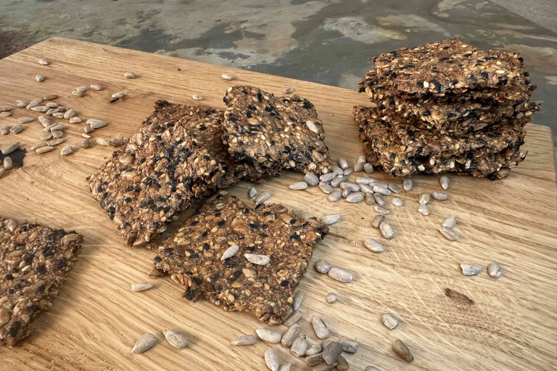 Crispy low-carb snack: Sunflower crispbread – image 1