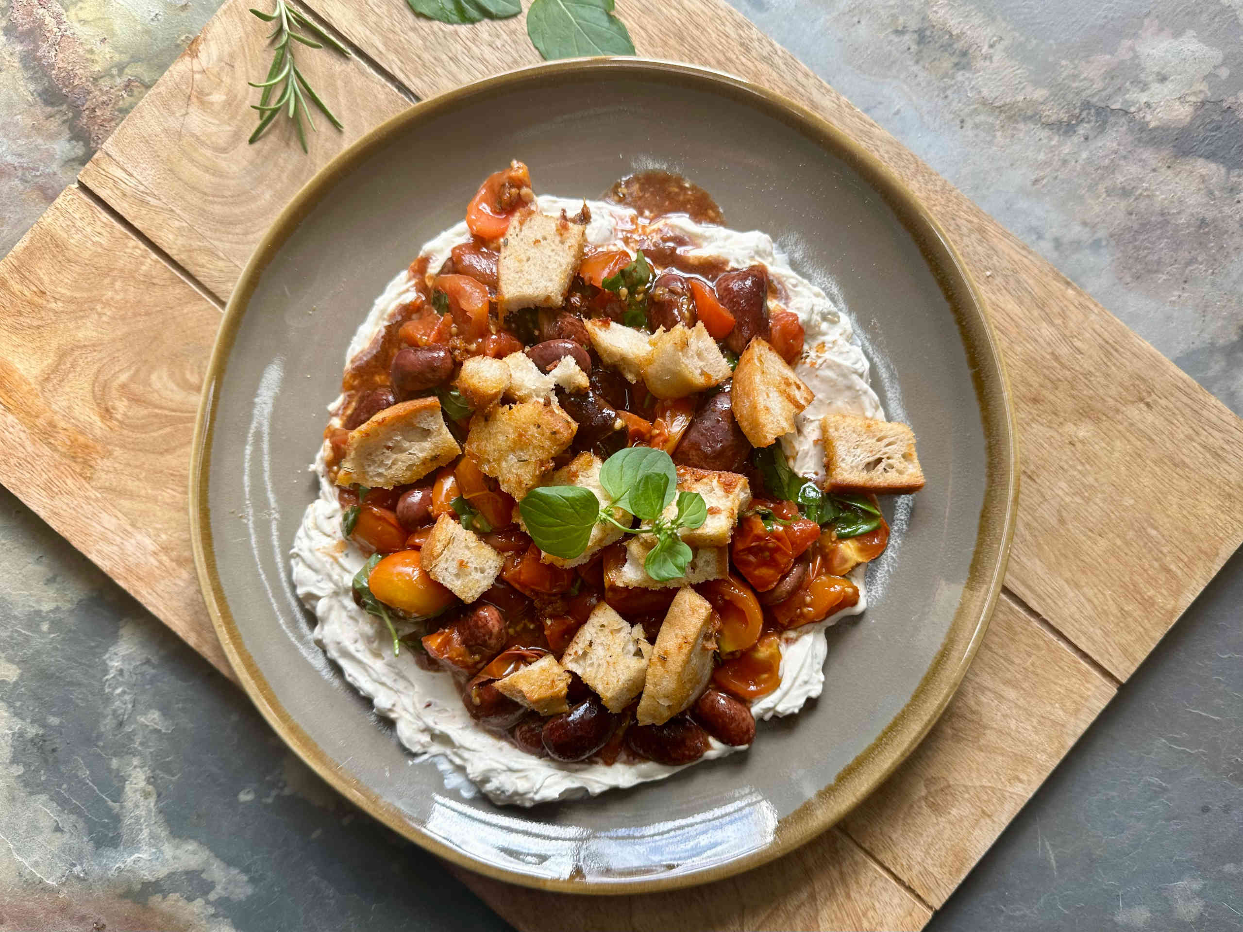 Mediterranean bread salad with Styrian runner beans and chili butter