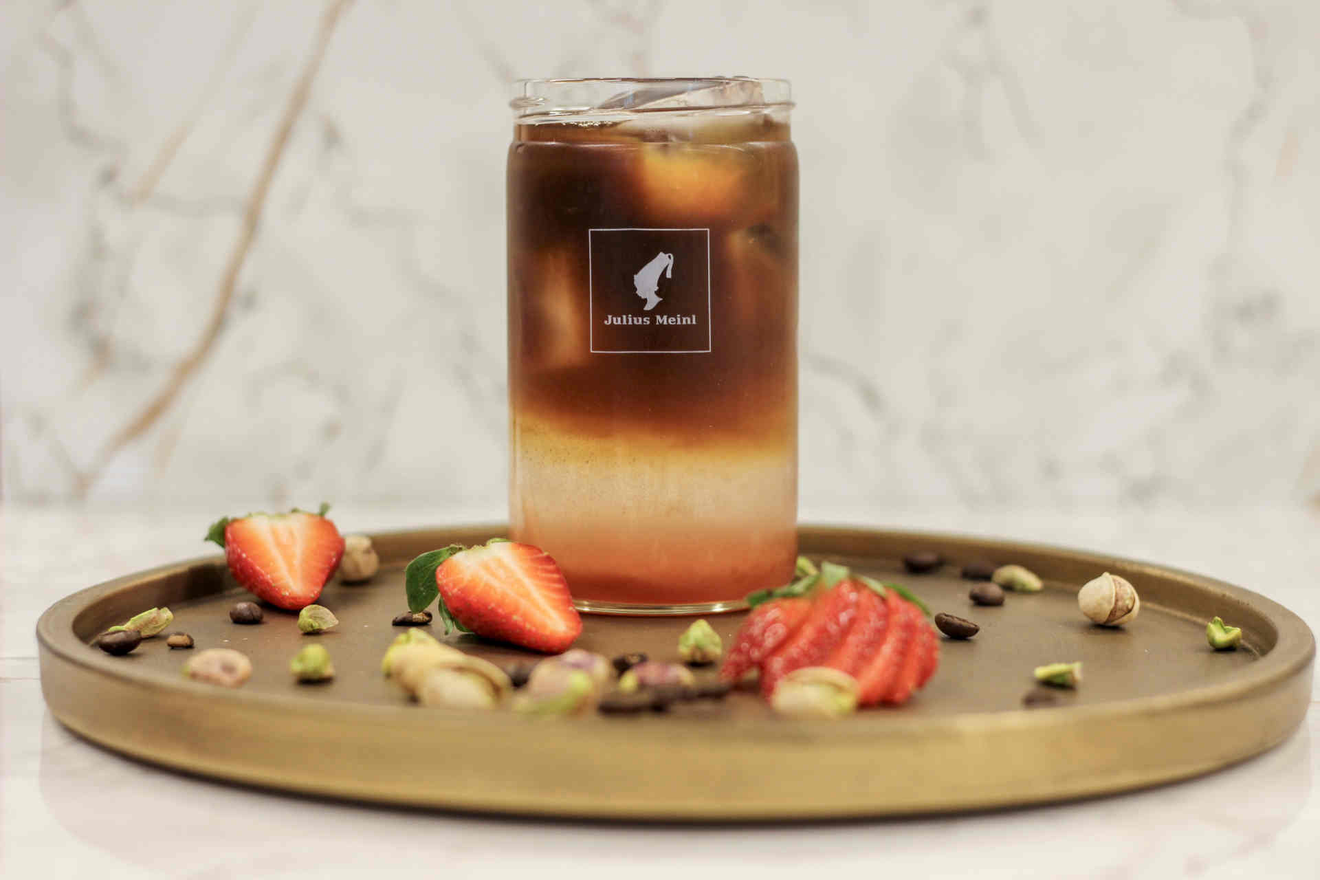 Refreshment with character: Strawberry-Pistachio Espresso Tonic
