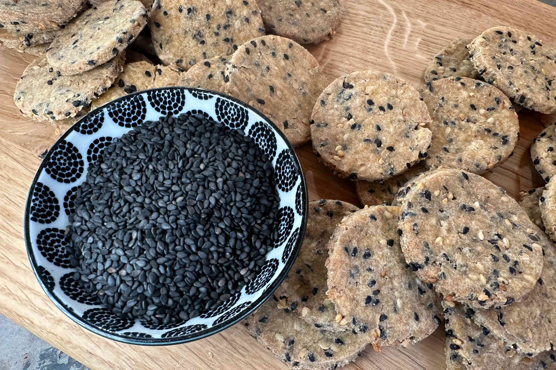 Hearty, casein-free & irresistible: Crispy sesame crackers – image 2