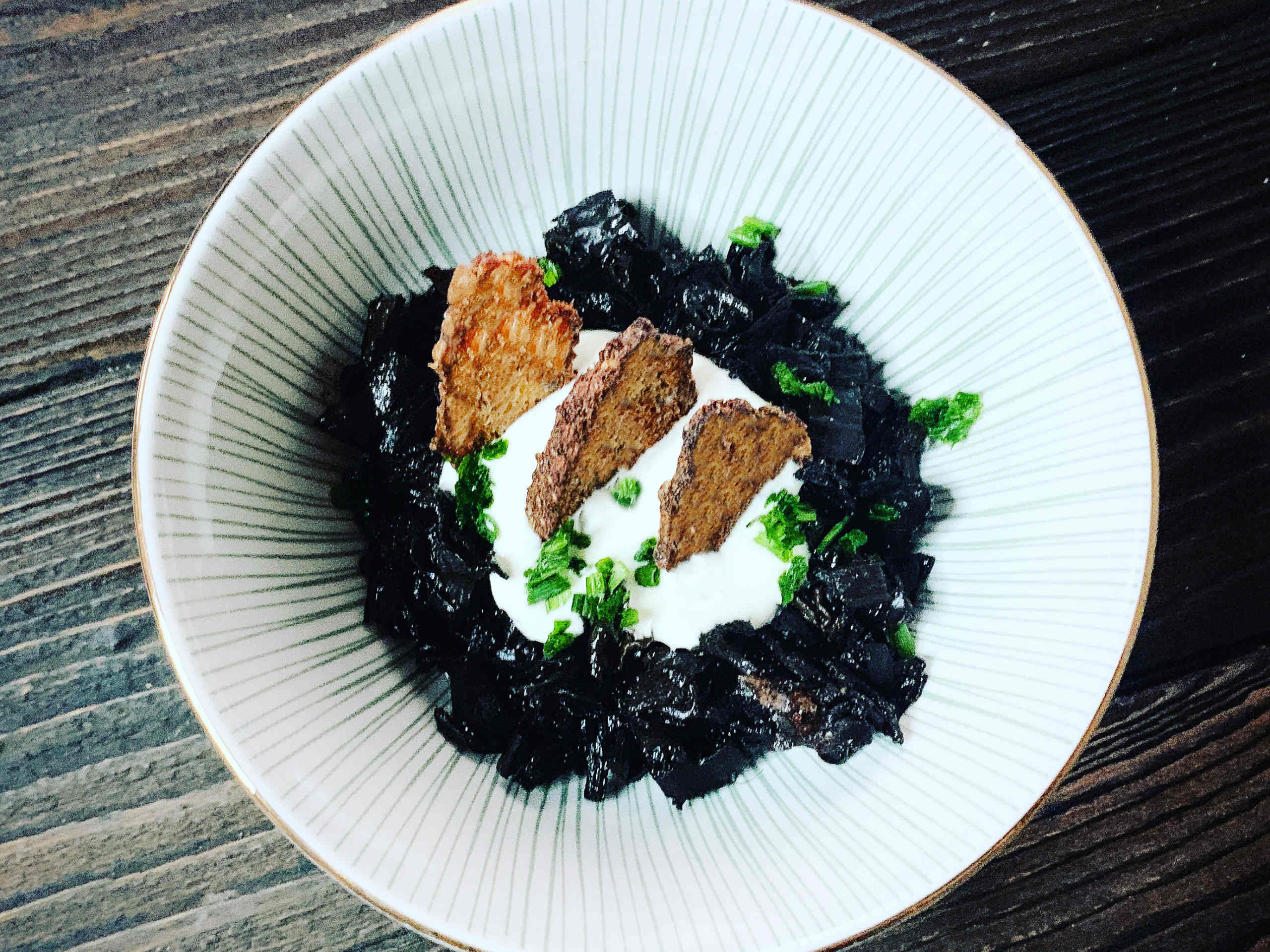 Autumn trumpet fricassée with keto bread chips and cream cheese dip