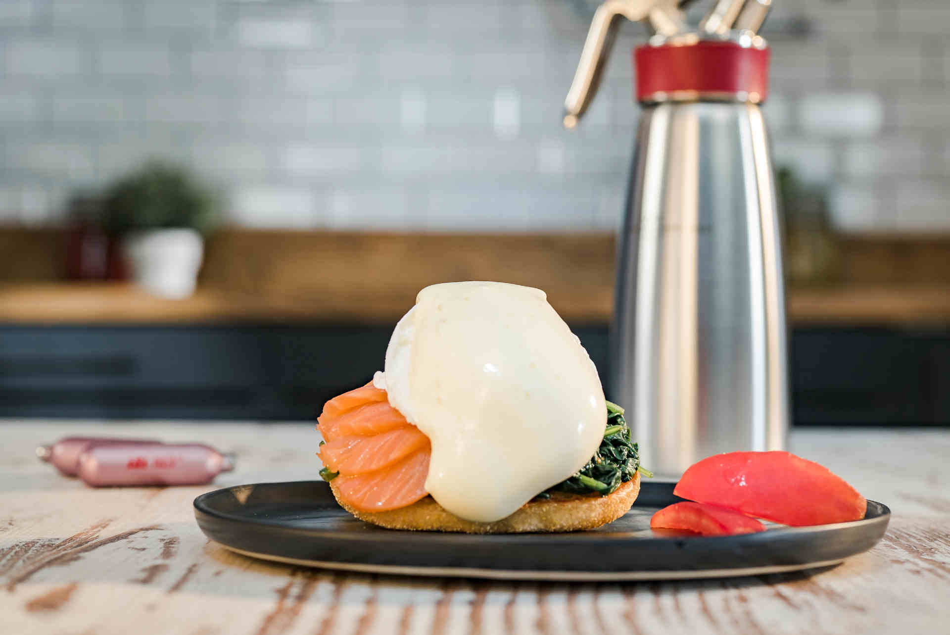 Springtime is asparagus time: Hollandaise sauce from the iSi
