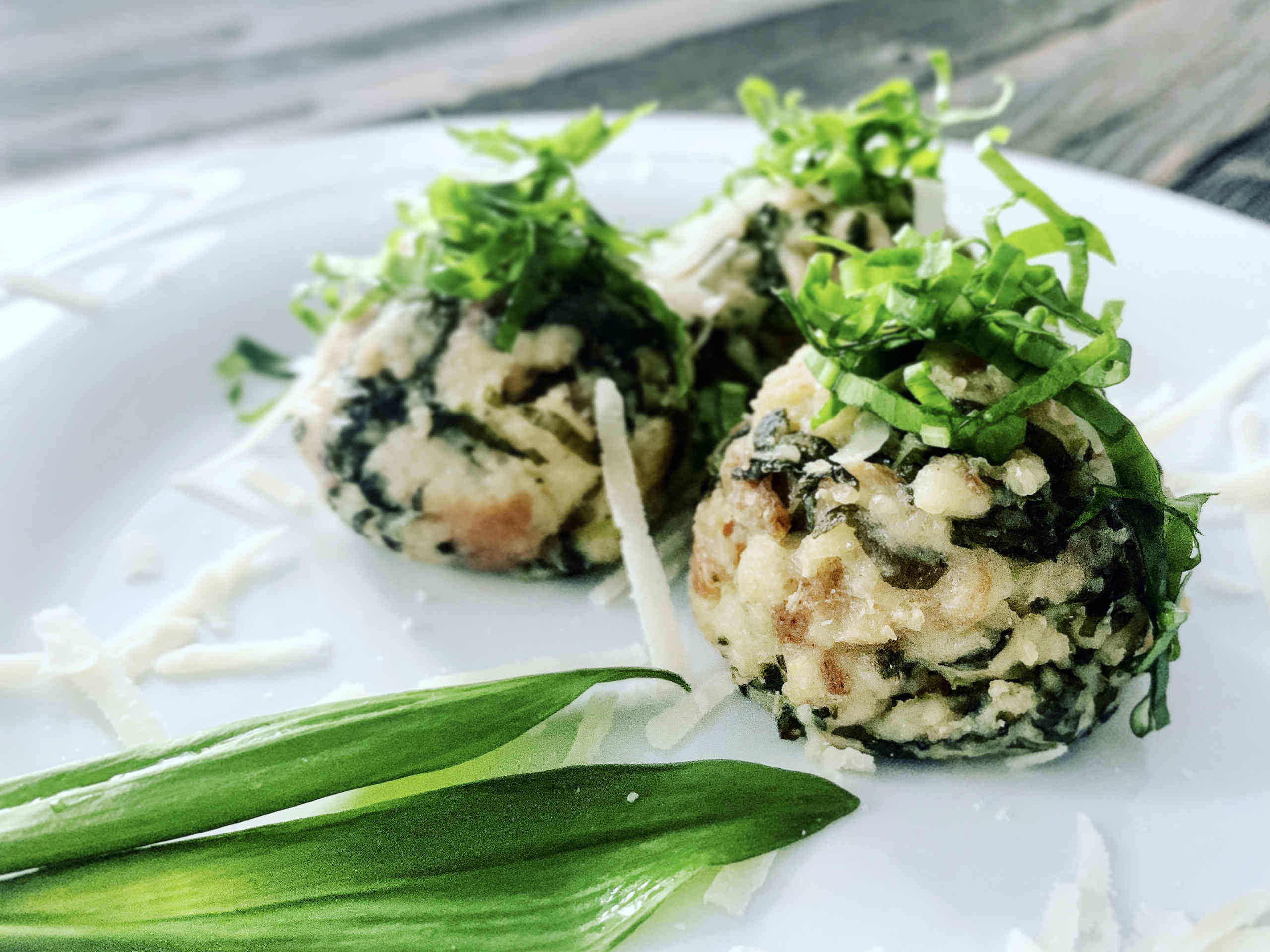 Bärlauchknödel mit Parmesan und brauner Butter