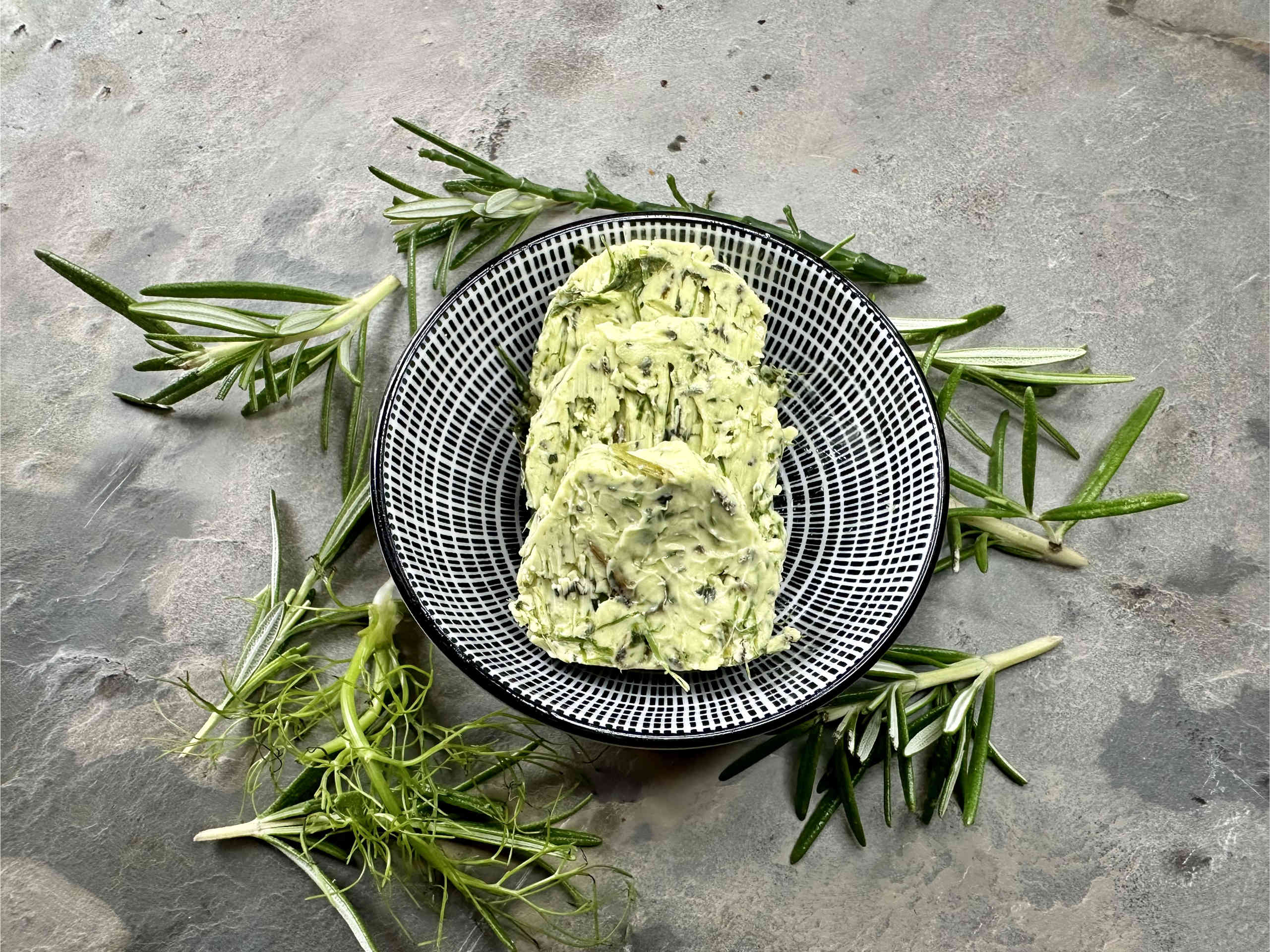 Aromatische Kräuterbutter mit frischen Gartenkräutern