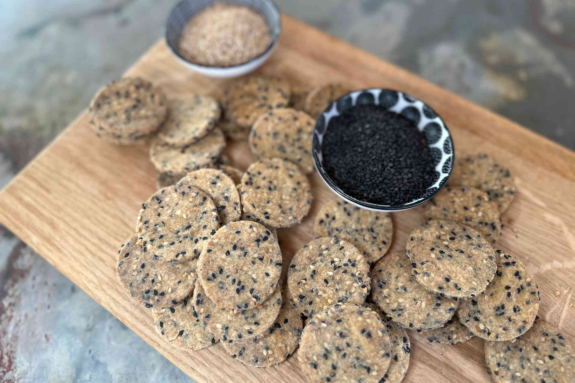 Hearty, casein-free & irresistible: Crispy sesame crackers