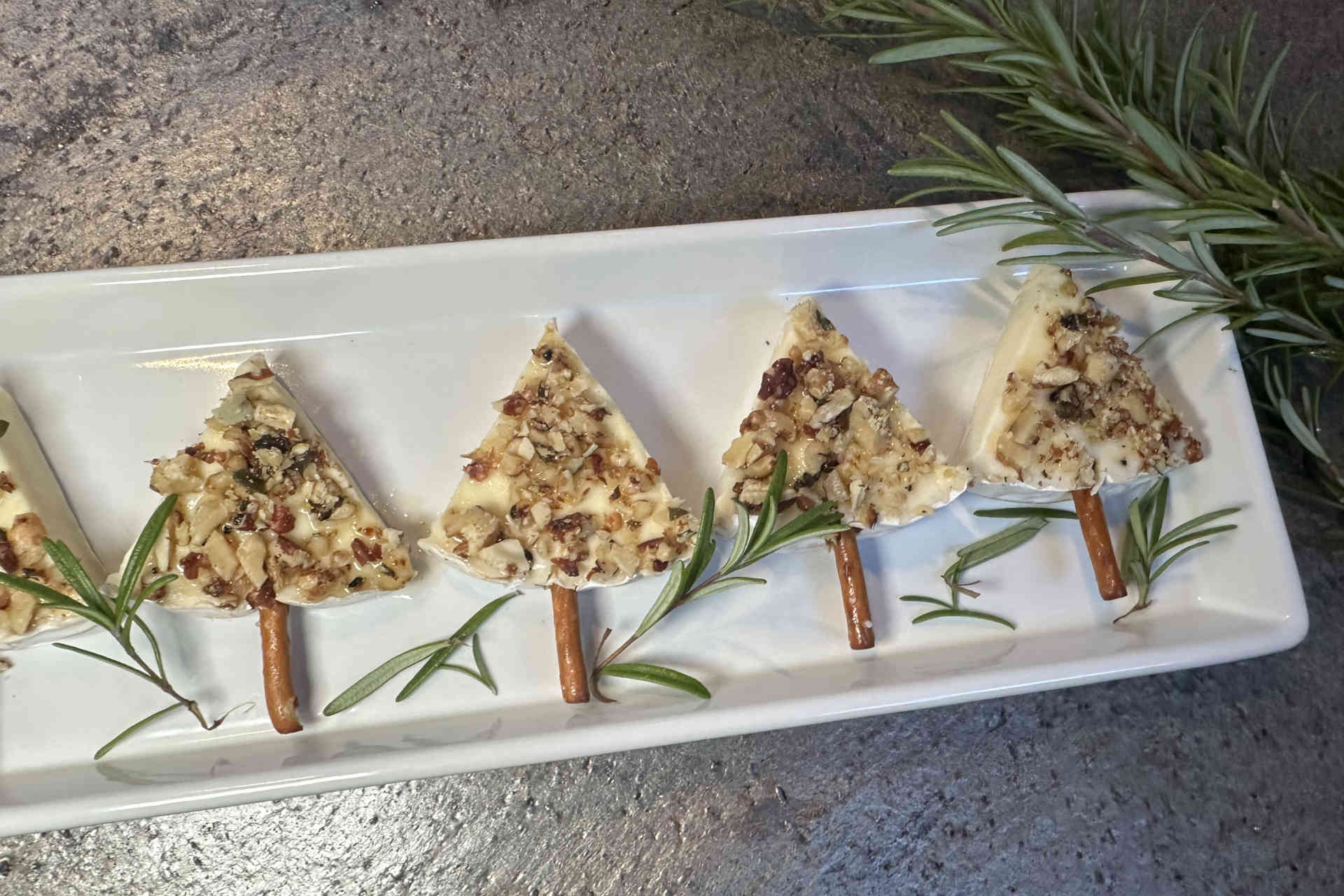 Eye-catchers for the Christmas season: Camembert fir trees – image 2