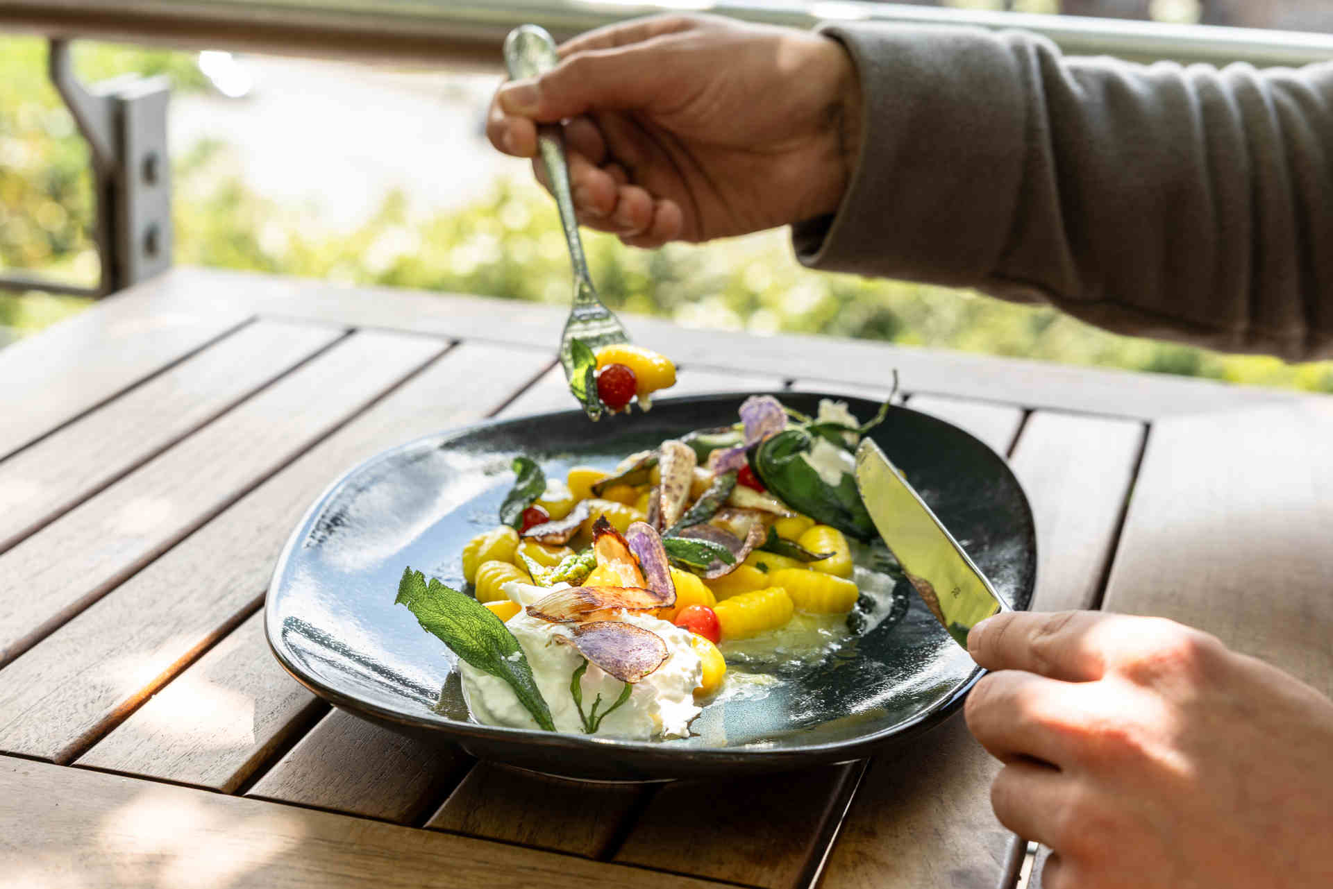 Mediterranean-inspired: asparagus gnocchi with burratina and wild garlic pesto – image 3