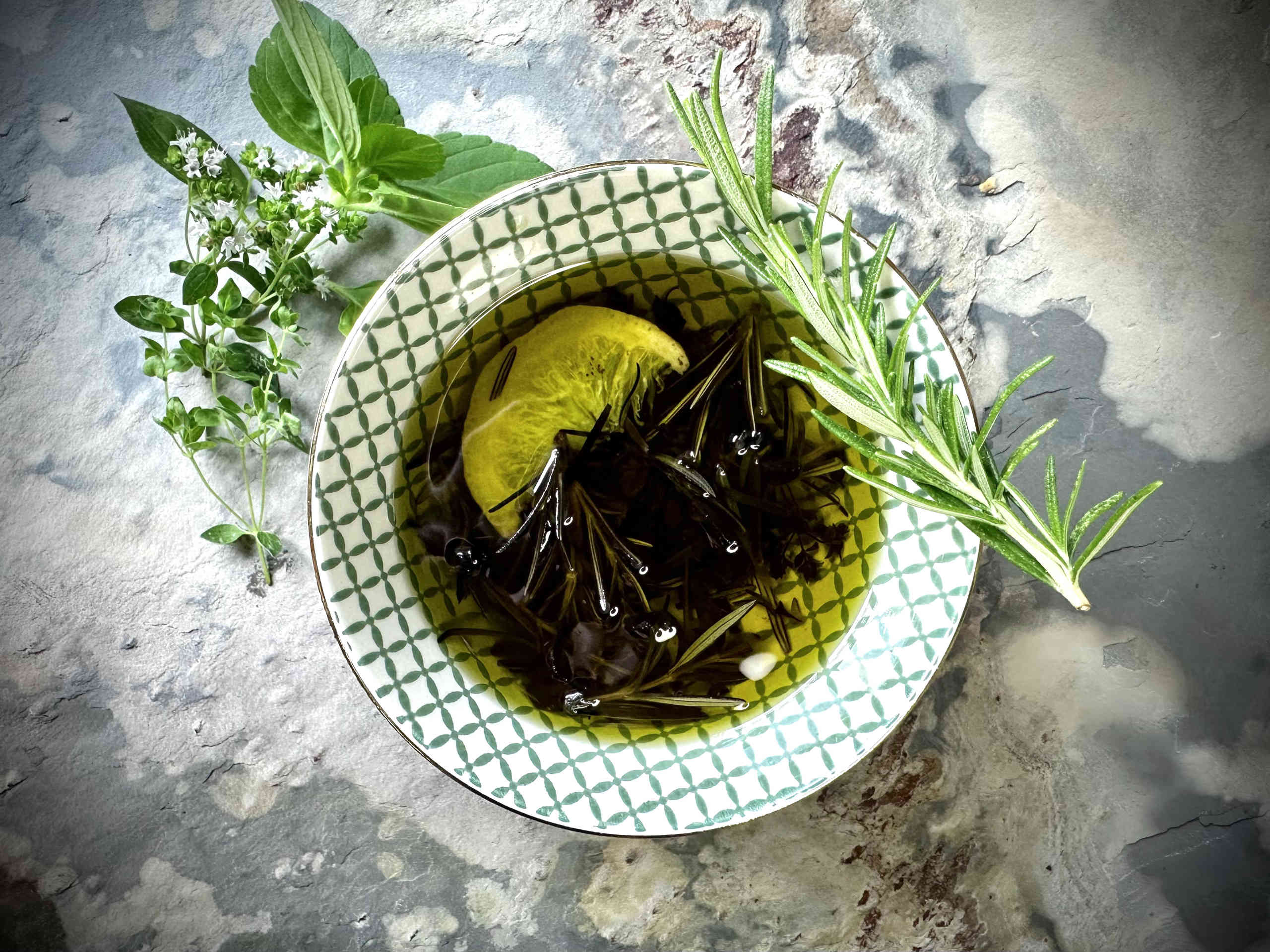 Make your own aromatic herbal oil