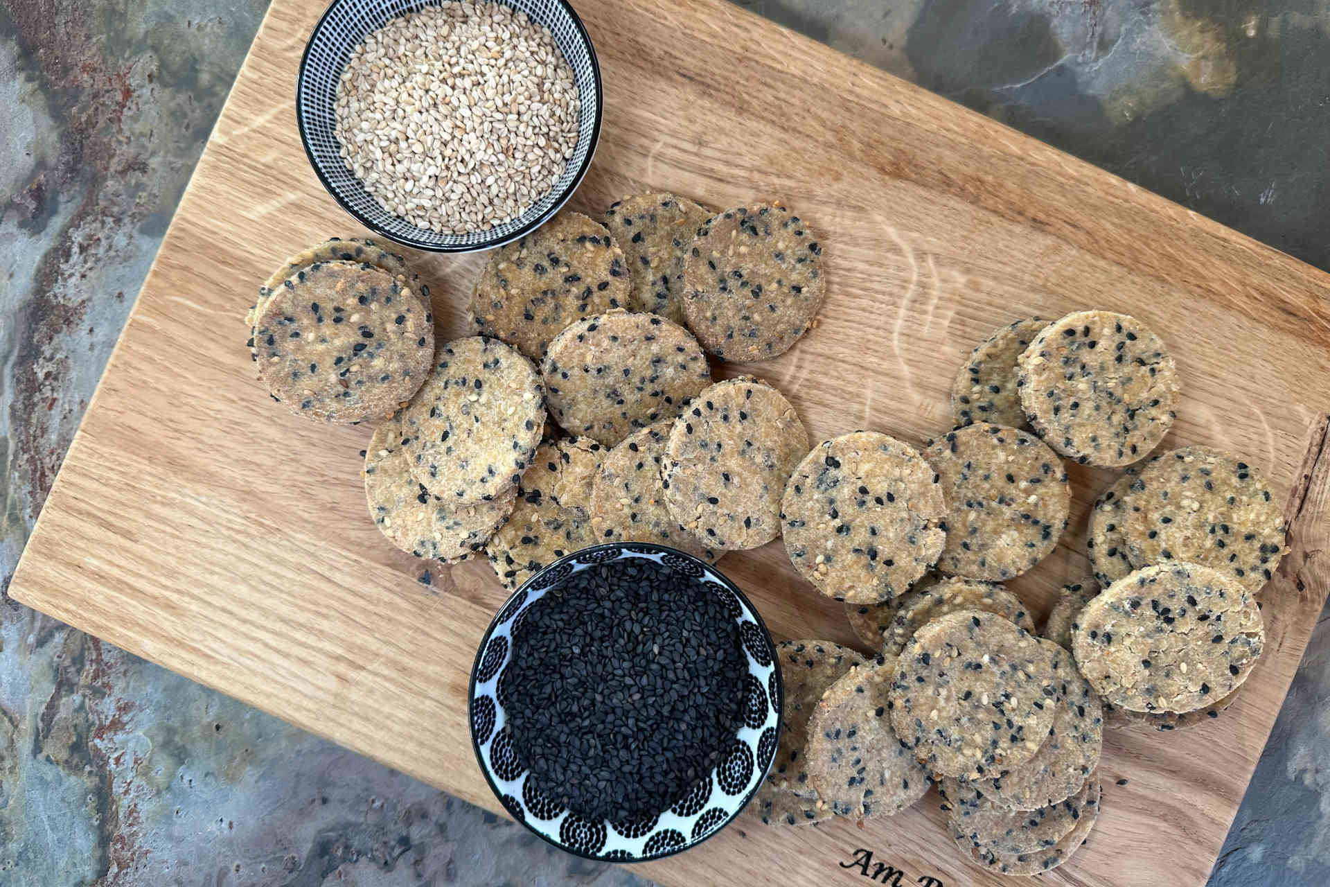 Hearty, casein-free & irresistible: Crispy sesame crackers – image 3