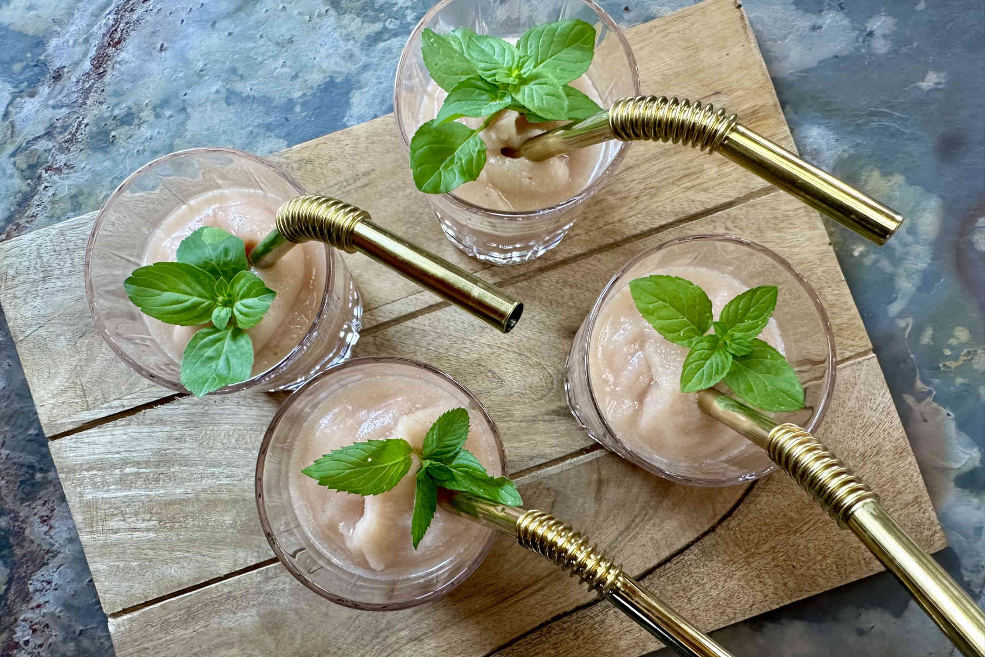 The refreshing summer drink Frosé – image 1