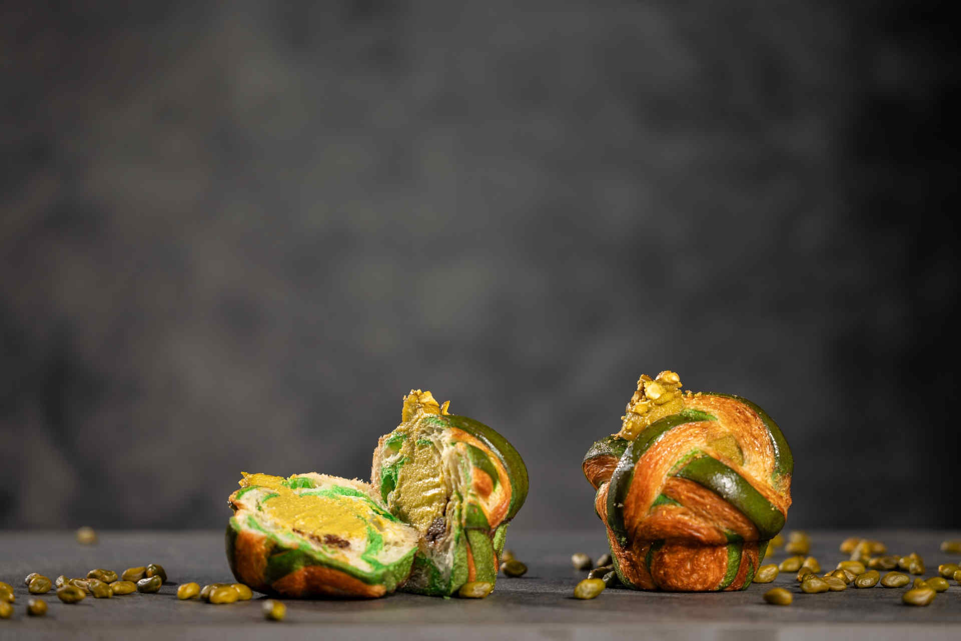 Baked goods with a wow effect: pistachio knots – image 2