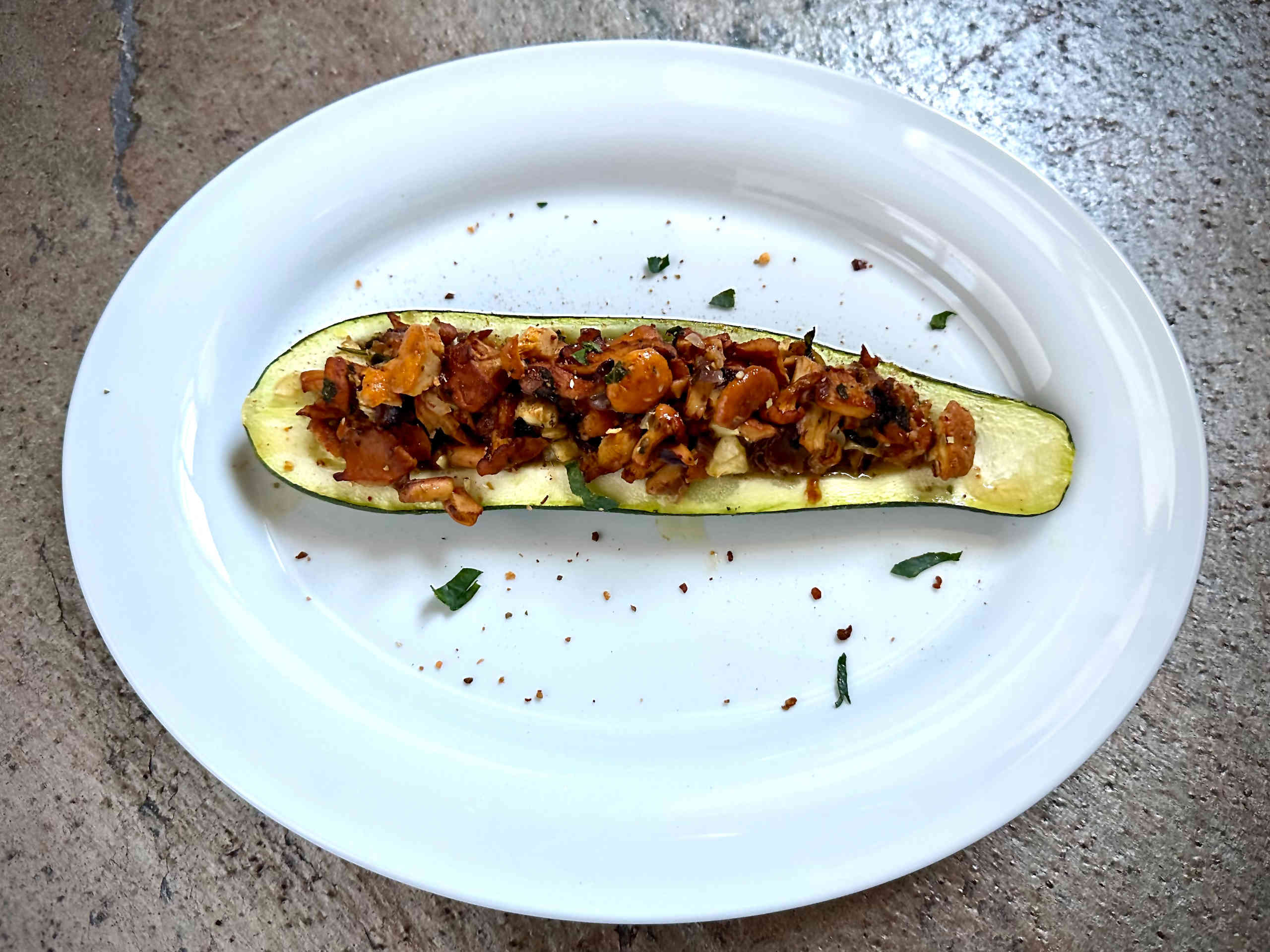 Zucchini with chanterelle and onion filling – image 1