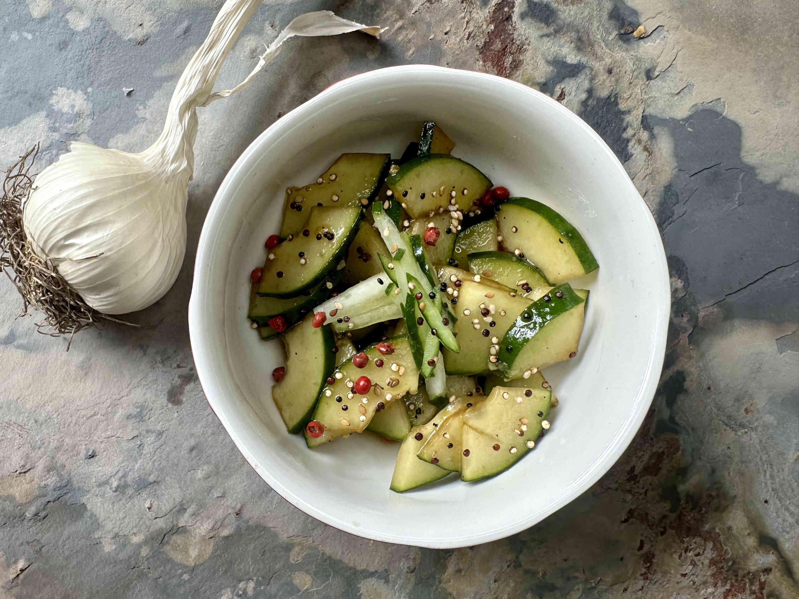 Asian cucumber salad: Fresh recipe with sesame and soy sauce
