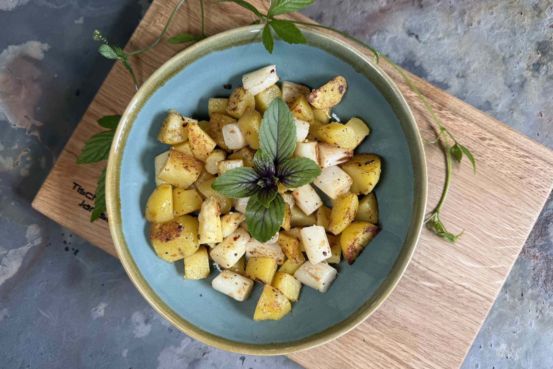 A crispy, seasonal spring skillet: Vegan white asparagus hash
