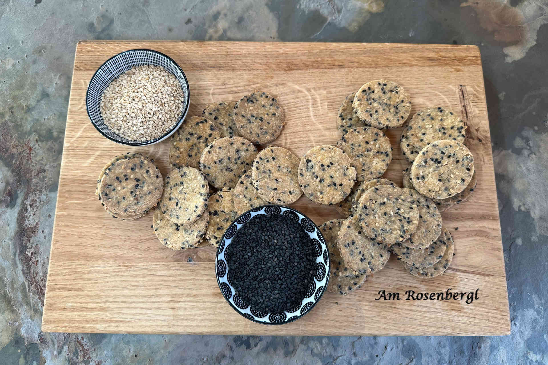 Hearty, casein-free & irresistible: Crispy sesame crackers – image 1