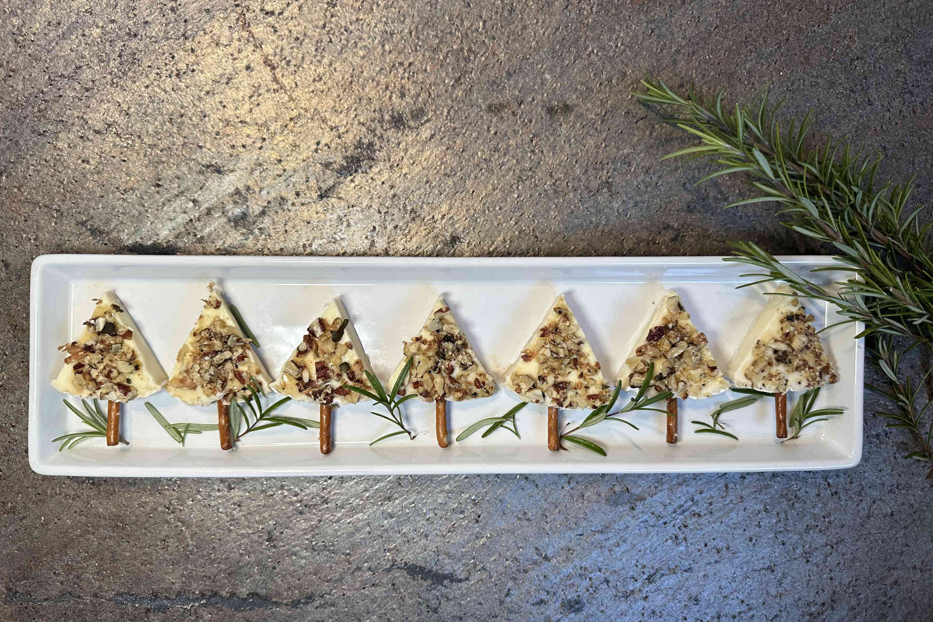 Eye-catchers for the Christmas season: Camembert fir trees – image 1