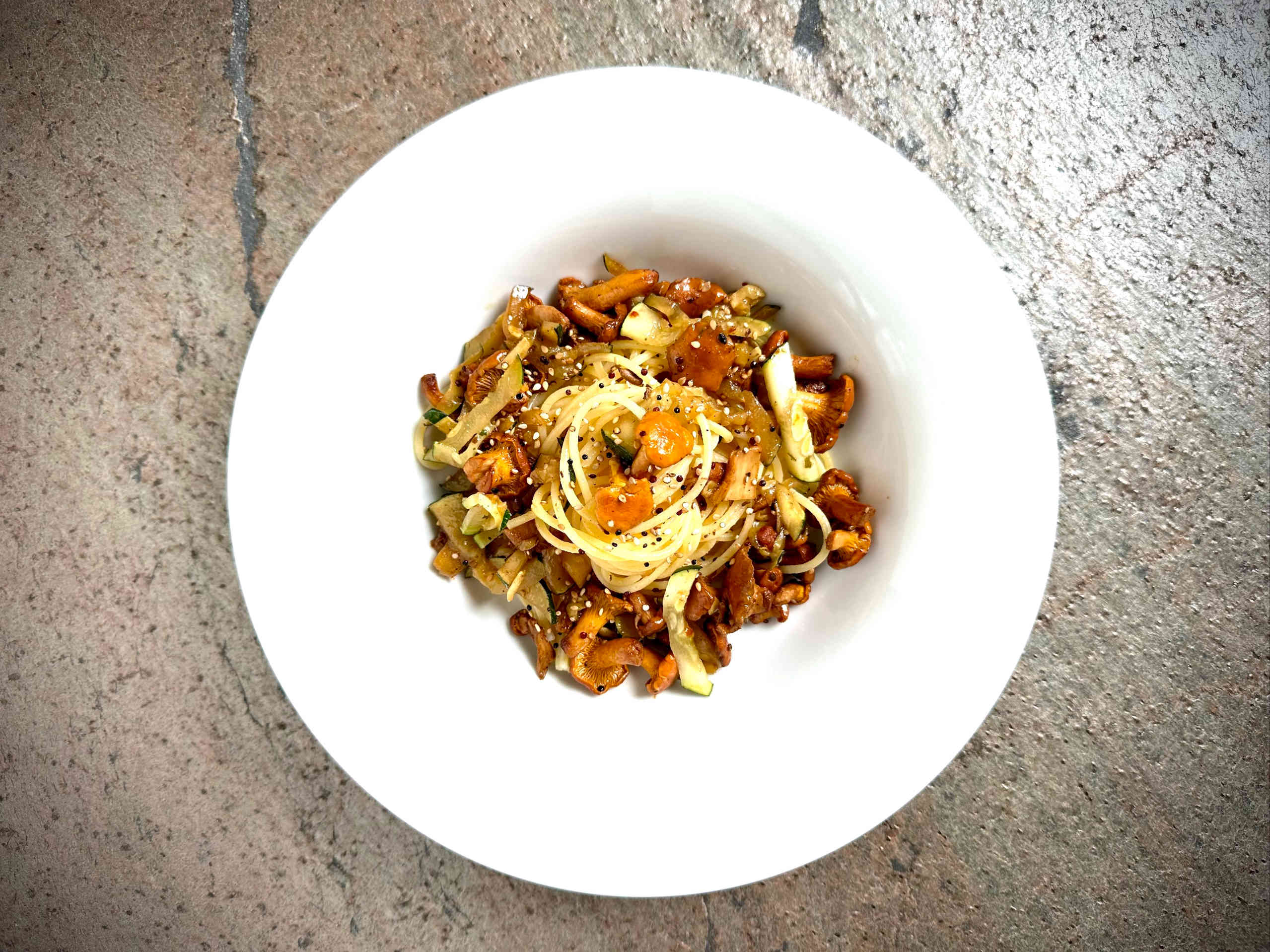 Spaghetti with chanterelles and zucchini
