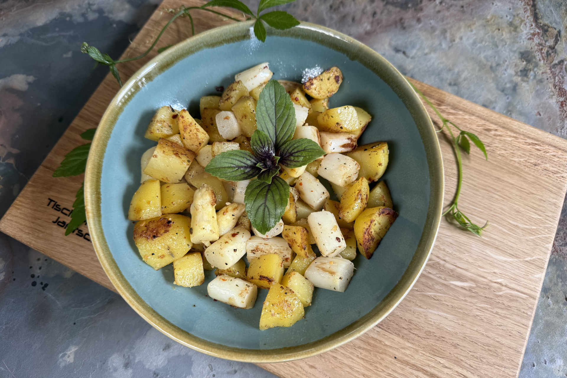 A crispy, seasonal spring skillet: Vegan white asparagus hash – image 1