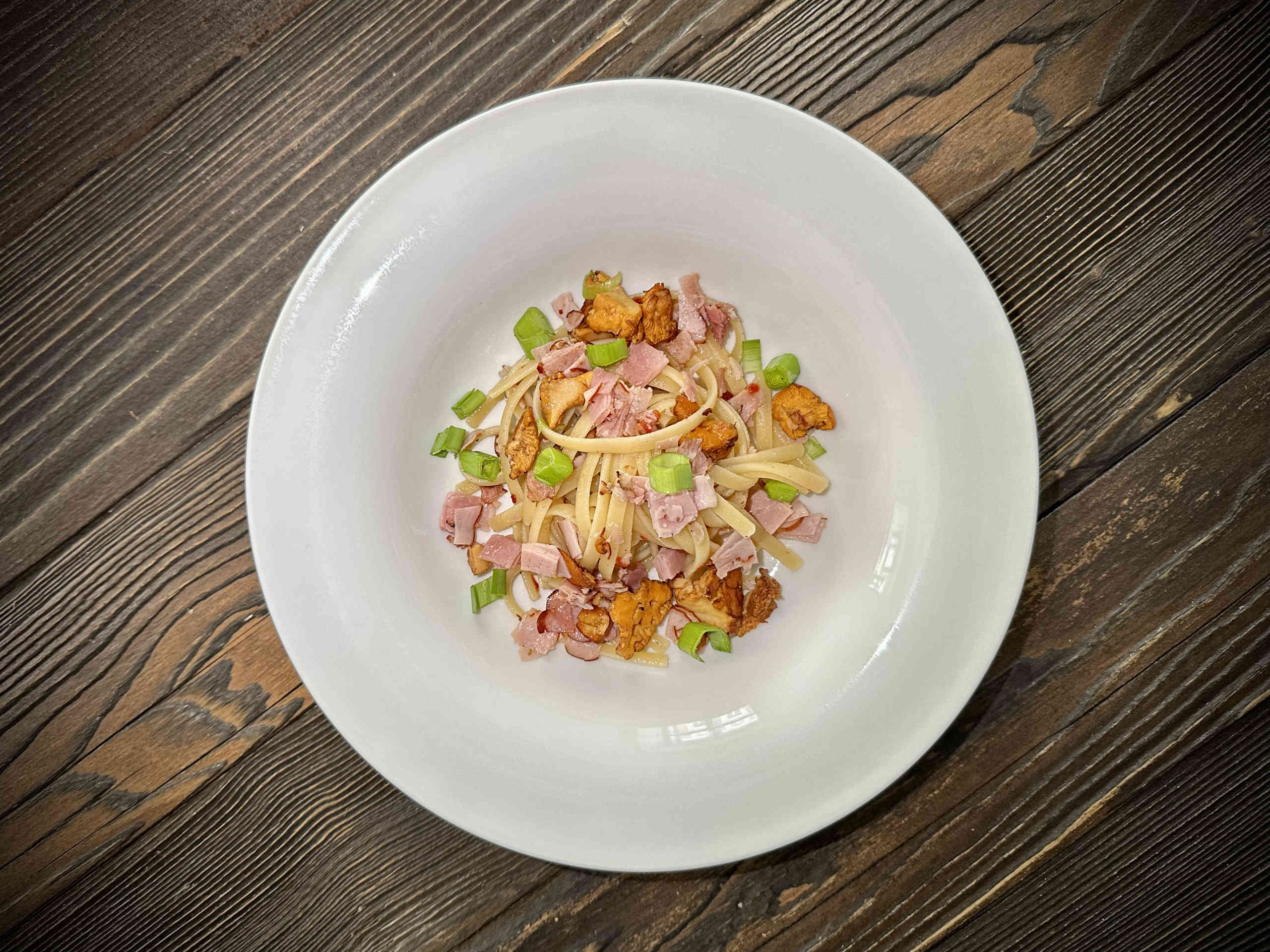 Pasta with chanterelle mushrooms and ham