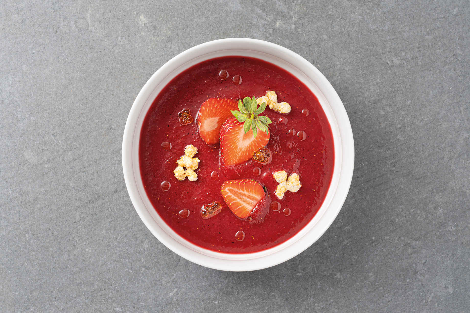 Rote-Bete-Erdbeer-Gazpacho mit souffliertem Mochi © SHA